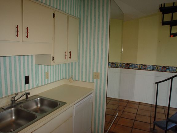 Unit has Automatic Dishwasher