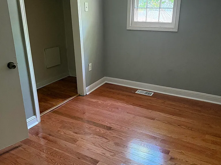 410 McCullough Ave NE — Photo 17