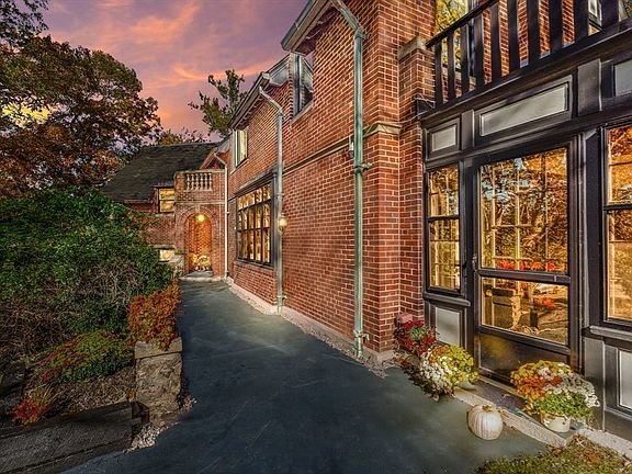 3rd image of 1125 W Roxbury Pkwy