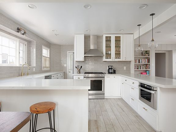 Open Kitchen concept is perfect for entertaining