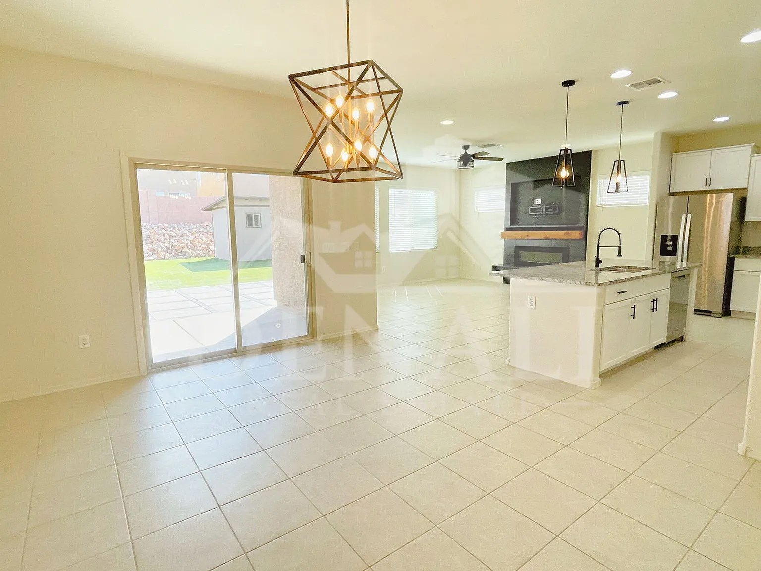 4 bed, 2.5 bath, 2343 sqft, $2,095 — Photo 4
