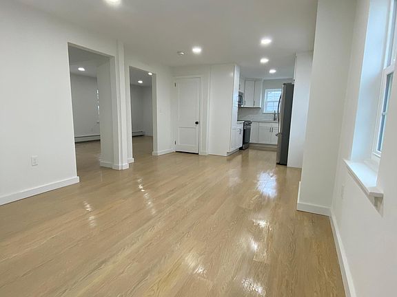 5th image of 32 Lawrence Ave