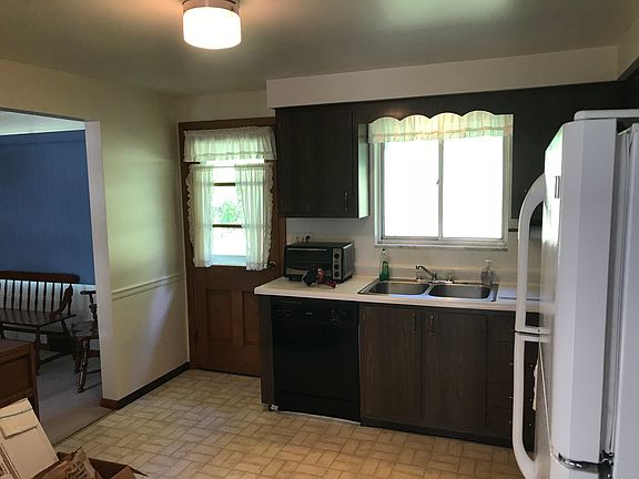 Eat-in Kitchen patio access