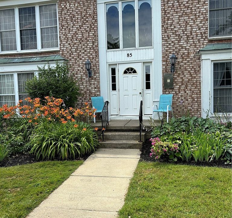 1st image of 85 Carriage Dr APT 3