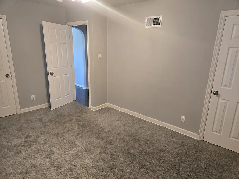 1209 Edgewater Dr — Photo 3