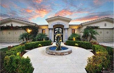 Welcome to an elegant and distinctive Ocean Front Estate overloo