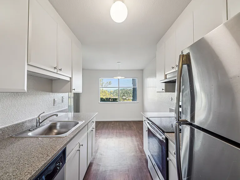 Skylark Apartments — Photo 32