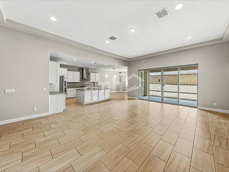 18264 W Thunderhill Pl — Photo 5