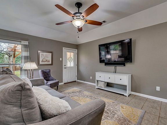 5th image of 605 Prize Oaks Dr