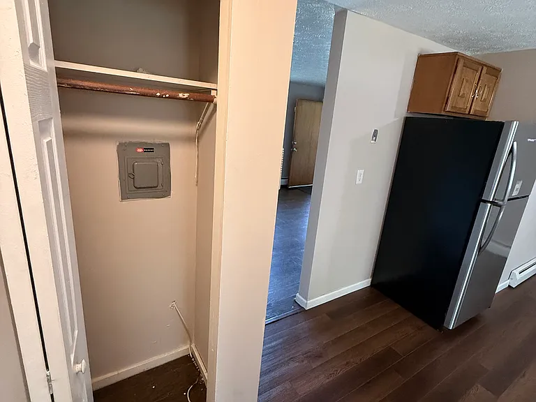 1081 Blue Hills Ave #B — Photo 9