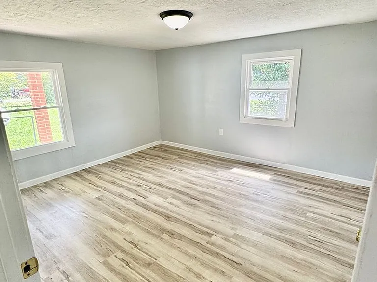 102 Crabtree Dr — Photo 3