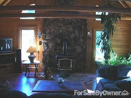 Living Room
						:
						Open beams, skylight, large room.