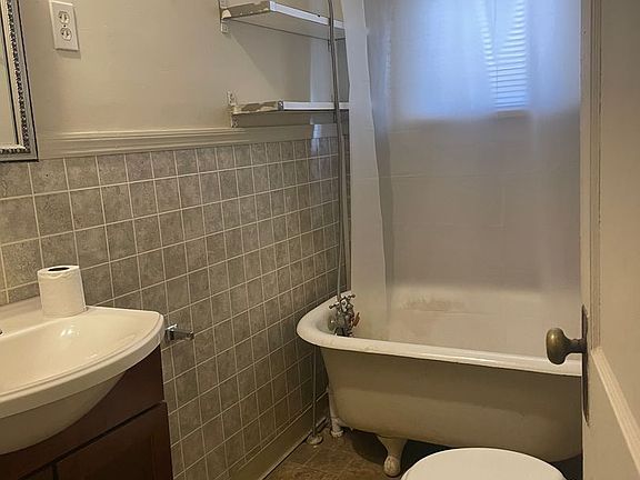 3rd image of 2902-2904 N High St