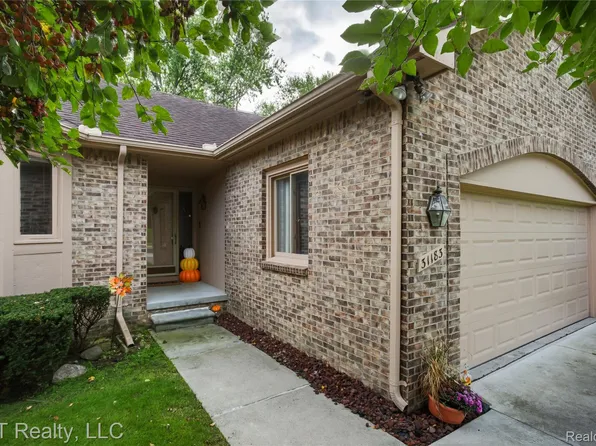 31183 Misty Pines Dr, Farmington, MI 48336