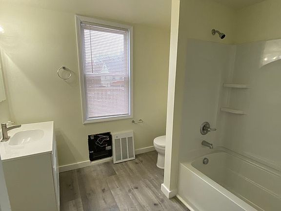 3rd image of 1952 Arlington Ave #2
