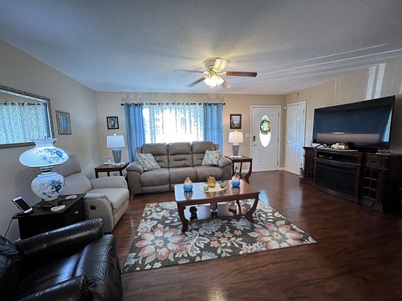 4th image of 240 Wedgewood Ln