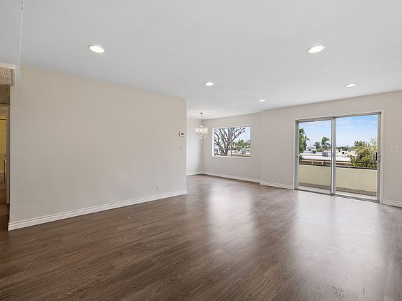 4th image of 5353 Yarmouth Ave Unit 301