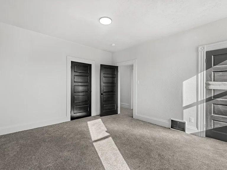 115 W Cherryhill St — Photo 17