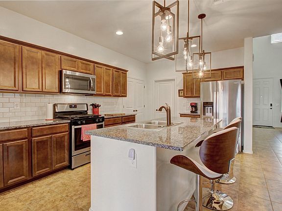 5th image of 656 N Highlands Grove Ln
