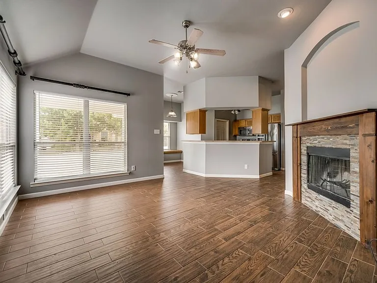 300 Creekside Dr — Photo 4