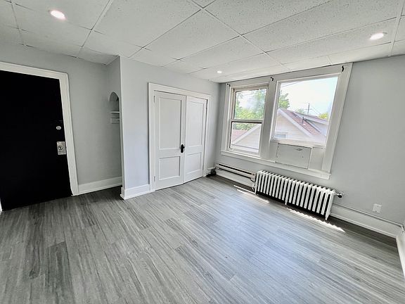 4th image of 1495 Gladstone Ave
