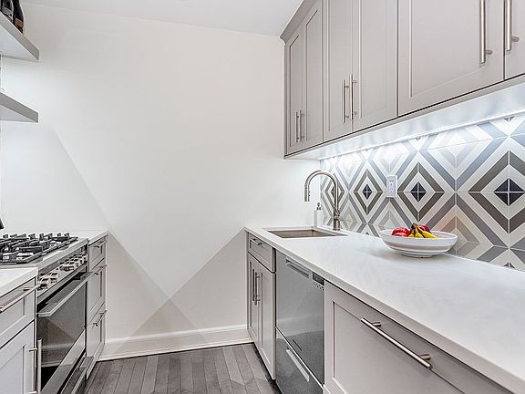 3rd image of 250 W 15th St APT 3C