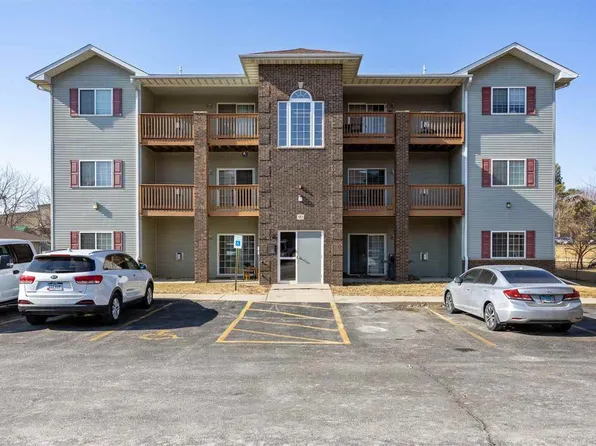 90 Circle Dr APT 8, North Liberty, IA 52317