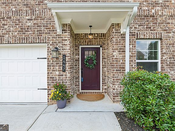 2nd image of 1447 Weatherbrook Cir