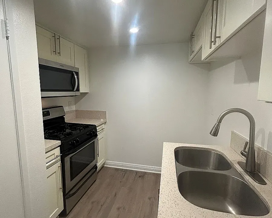 Glenoaks Apartments