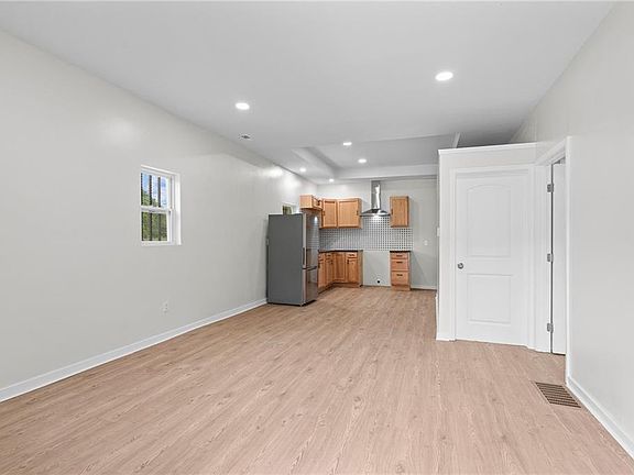 5th image of 3758 Woodland Ave