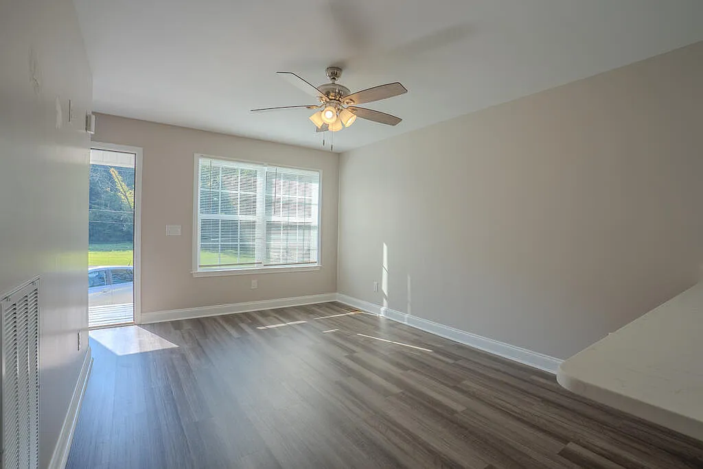 4 bed, 4.0 bath, 900 sqft, $1,300 — Photo 2