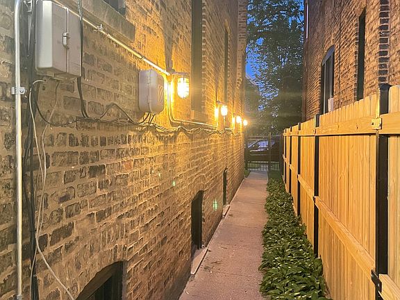 3rd image of 3238 N Monticello Ave #1