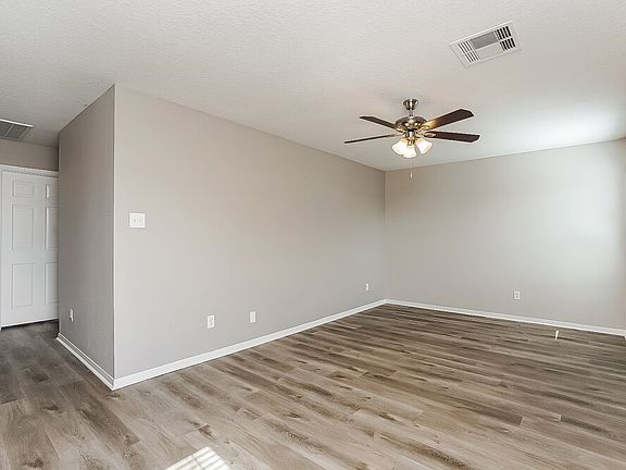 5th image of 3227 Barkers Crossing Ave