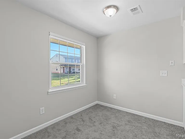 162 Princeton Dr — Photo 2