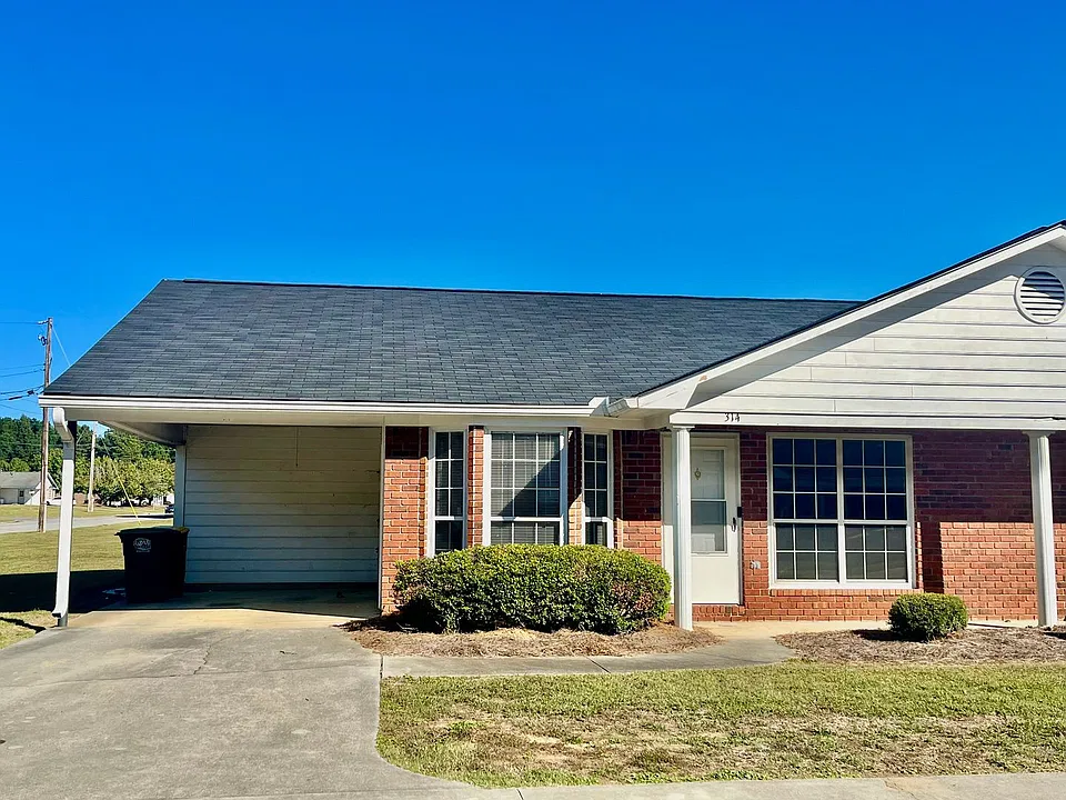 314 Mathis Dr NW