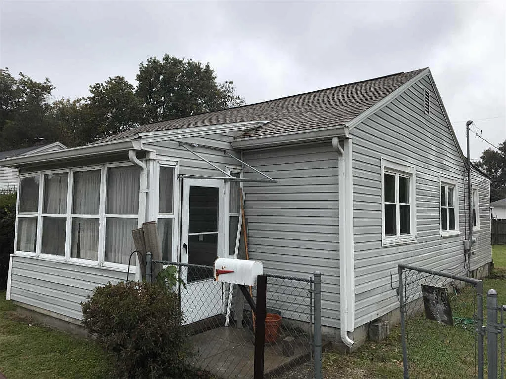 2236 E Riverside Dr photo 1