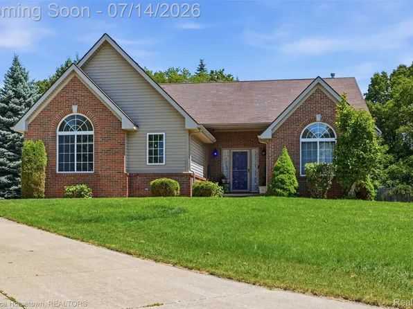 217 Crystal Ct, Howell, MI 48843
