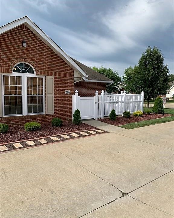 1st image of 206 Greenbriar Ln