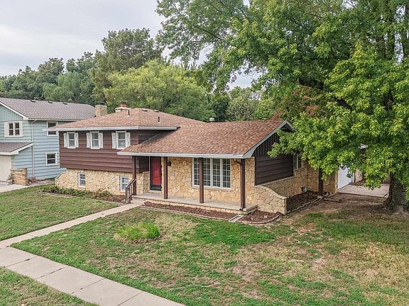 3rd image of 1383 N Caddy Ln