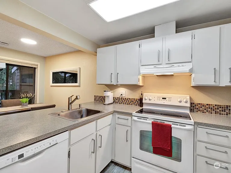 12611 NE 119th St #F9 — Photo 3
