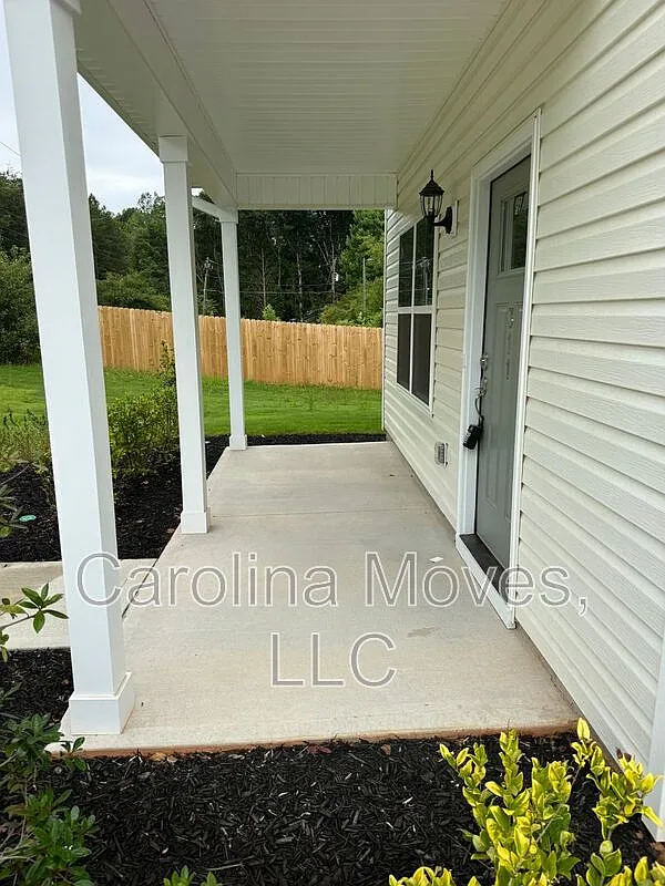 3 bed, 2.5 bath, 1300 sqft, $1,745 — Photo 3