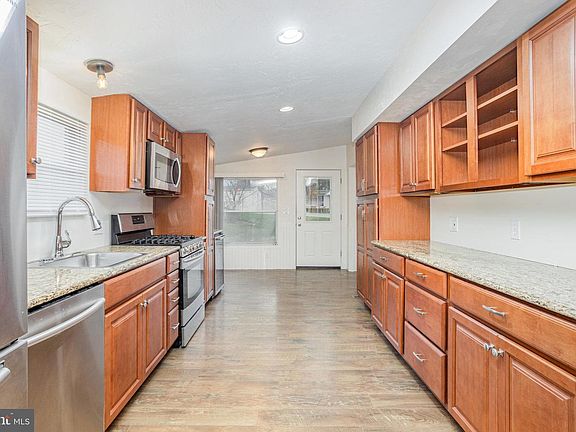 4th image of 264 Westwood Dr