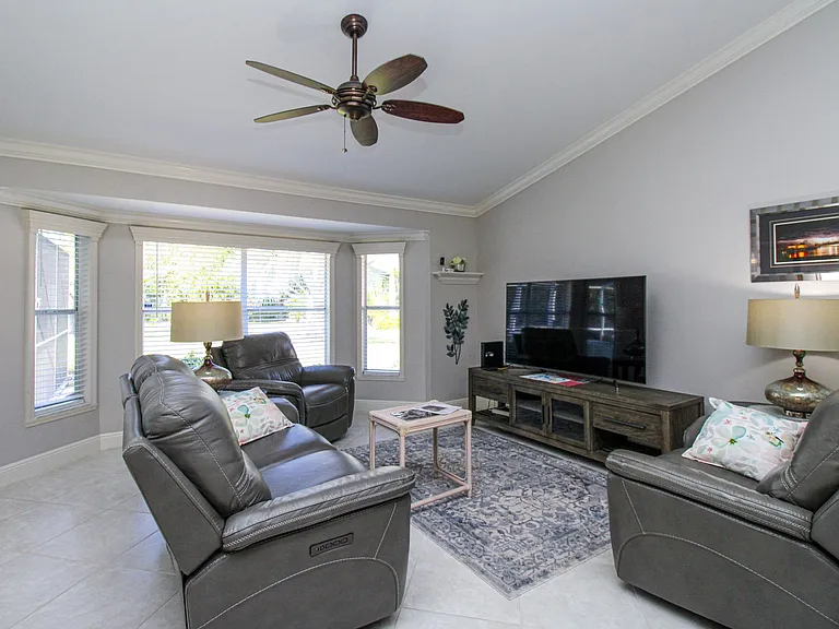 333 Wentworth Ct — Photo 15