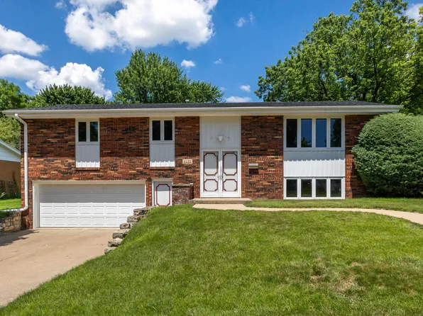 3025 Saint Anne Dr, Dubuque, IA 52001