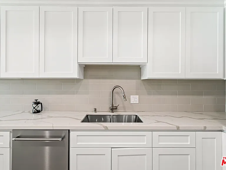 430 N Maple Dr #203 — Photo 11