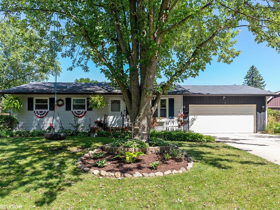 1st image of 141 Sweetbriar Ct