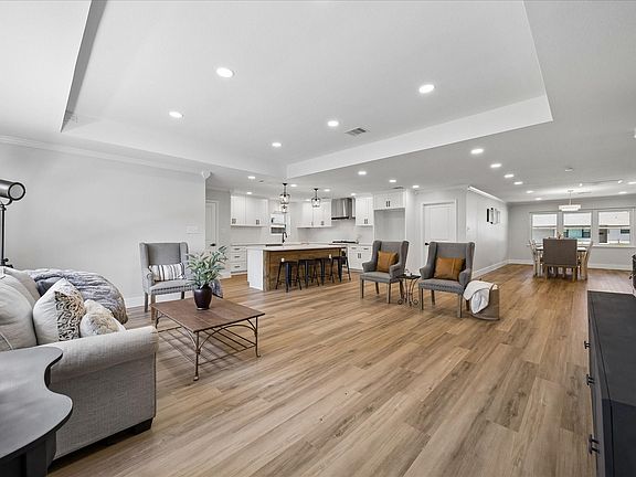 4th image of 1827 Millwood Dr