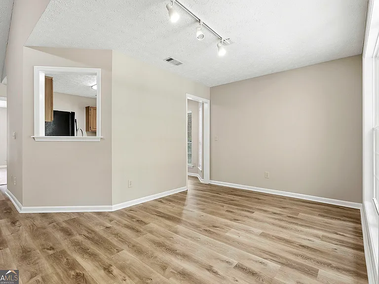 518 Longwood Ln — Photo 17