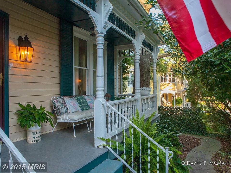 Classic in-town Victorian in great neighborhood1