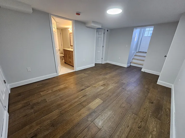 8 Sussex Ln — Photo 11